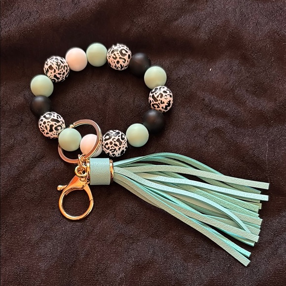 SET of 4 Leopard Print Beaded Bracelets with Tassel Keychain NEW - Picture 3 of 6